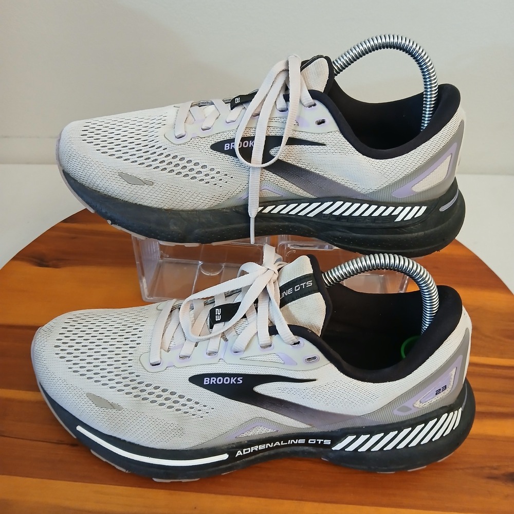 Brooks Adrenaline GTS 23 Womens 9 Wide White Running Sneakers 1203811D039